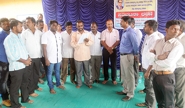 ಡಿಸಿ ಮನ್ನಾ ಜಮೀನು ಹಕ್ಕುಪತ್ರ ನೀಡುವಂತೆ ಒತ್ತಾಯಿಸಿ ಧರಣಿ